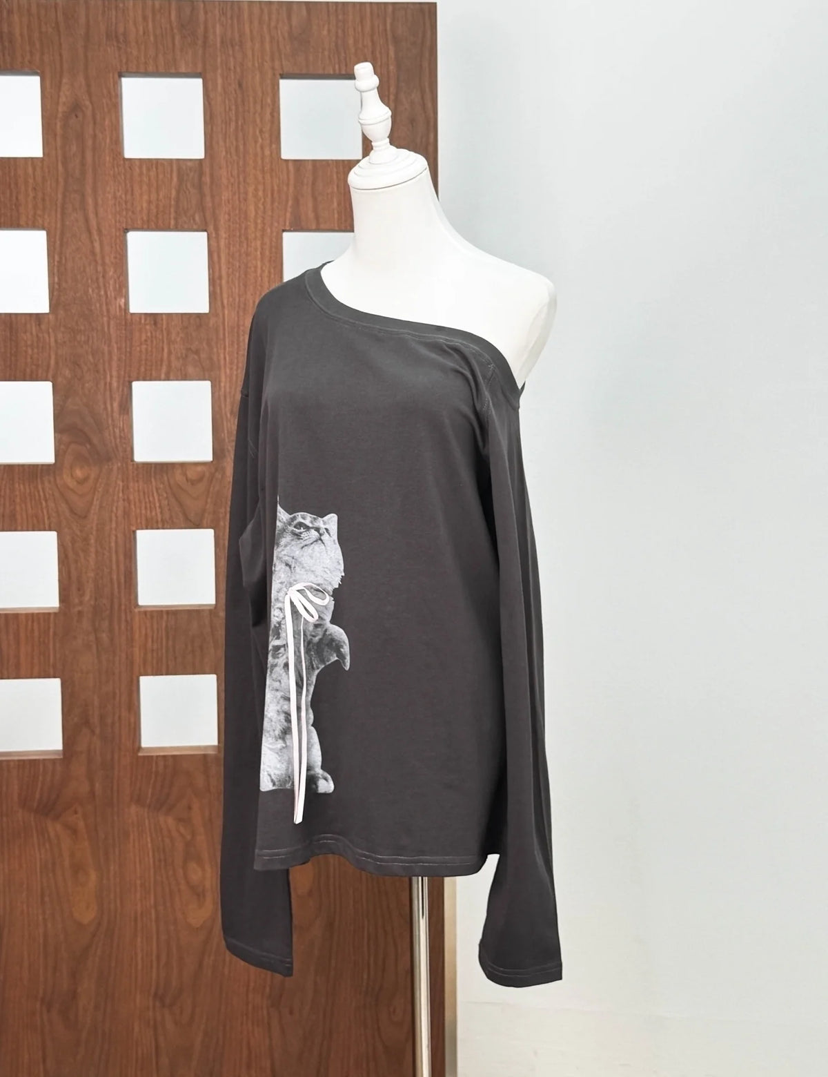Grey Cat Print One-Shoulder Long Sleeve Top | Lisa – BlackPink